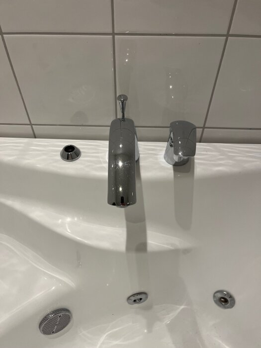 Bubbelbadkar med en kran och en plats för duschmunstycke, märkt "PoolSpa", utan tydlig modellidentifiering.