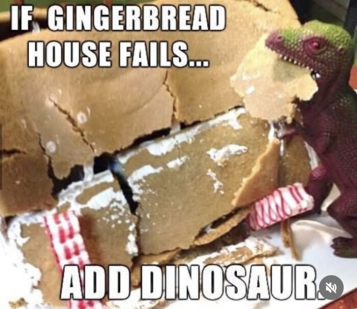 En trasig pepparkaksbyggnad med en plastdinosaurie som äter en bit och texten "If gingerbread house fails... add dinosaur".