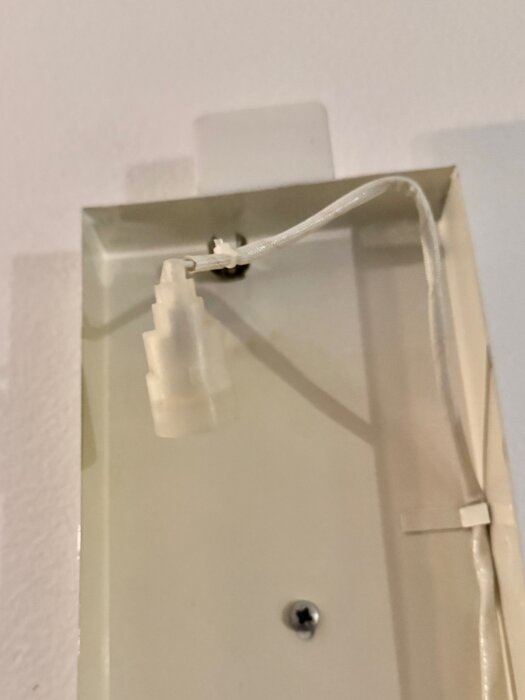 Elektrisk sockel med anslutningssladd, ej anpassad för 240V.