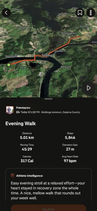 Satellitkarta över en kvällspromenad på 5 km kring Torsång, Dalarna, visad som en orange linje. Information inkluderar tid, steg och kalorier.