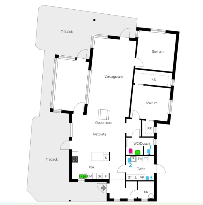 Planritning av ett fritidshus med markerade golvbrunnar (blå), vask/handfat (grön) och WC till tank (rosa), problem med avlopp i badrum.