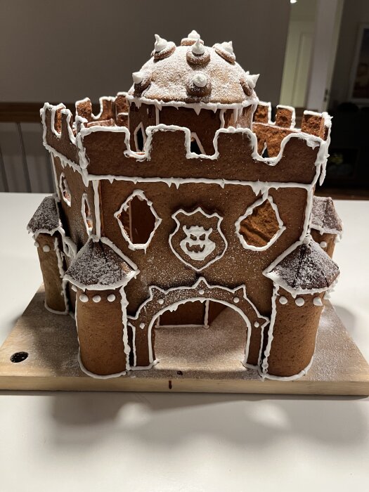 Pepparkakshus utformat som Bowsers borg, med torn och detaljer av glasyr.