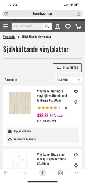 Online butikssida för självhäftande vinylplattor, visar produkter med bilder, priser och kundrecensioner. Meny och filteralternativ syns i bilden.