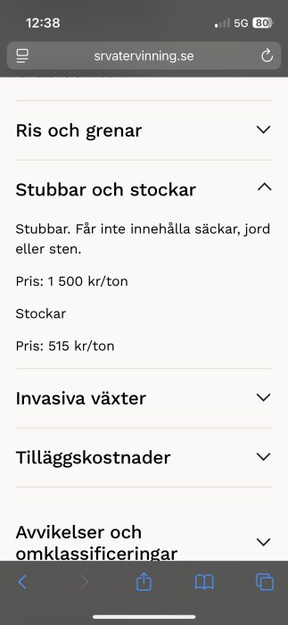 Skärmbild av srvatervinning.se visar priser för stubbar och stockar. Stubbar får ej innehålla säckar, jord eller sten. Pris för stubbar: 1500 kr/ton, stockar: 515 kr/ton.