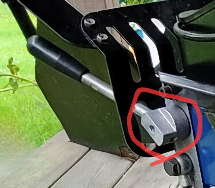 Spak på byggverktyg, del rödmarkerad för att visa fjäders placering.