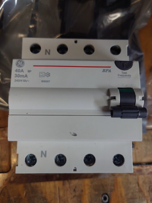 RCD-enhet från GE med märkning 40A, 30mA för elinstallation.