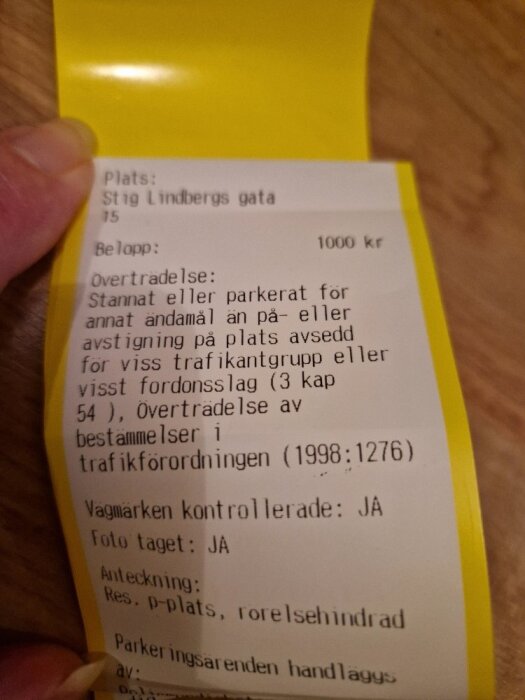 P-bot för felparkering på handikapplats vid Stig Lindbergs gata, 1000 kr, med detaljer om överträdelsen och fotodokumentation.