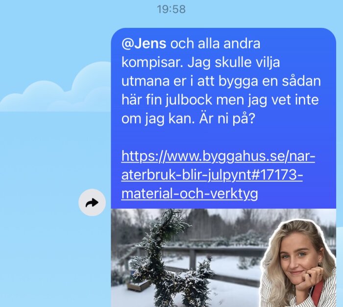 En textkonversation om att bygga en julbock följt av ett foto av en person bredvid en julbock utomhus i vinterlandskap.