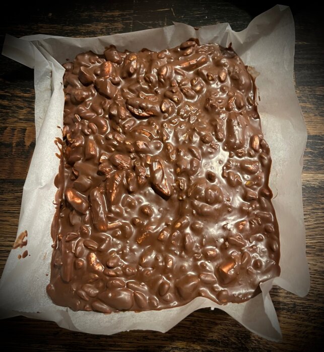 Hembakad Rocky Road-fudge med choklad, marshmallows och nötter på ett bakplåtspapper.