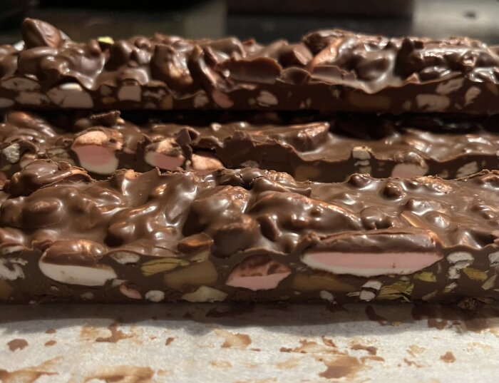 Rocky road med choklad, marshmallows och nötter på bakplåtspapper, redo för julens gottebord.