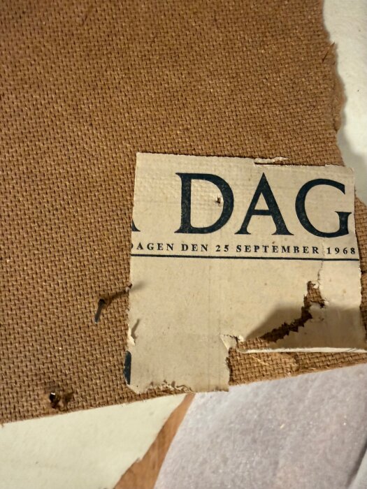 Del av gammal tidning från 25 september 1968, hittad under golvet vid renovering. Tidningen är klippt och ligger på en strukturerad yta.