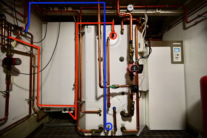 Installationsvy av VVC-krets, vit varmvattenberedare på 290 l, tank på 1000 l och bergvärmepump med rör och kopplingar i teknikrum.