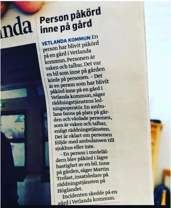Tidningsartikel med rubriken "Person påkörd inne på gård", rapporterar om en olycka i Vetlanda kommun med detaljer om händelsen och räddningstjänsten inblandad.