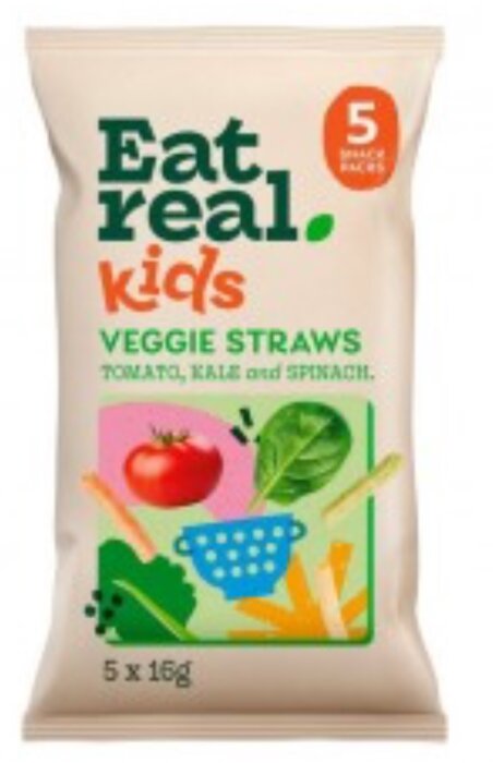 Förpackning av "Eat Real Kids" veggie straws med smak av tomat, grönkål och spenat, dekorerad med bilder av grönsaker.