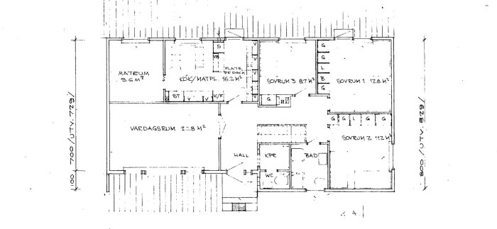 Bygglovsritning av 70-talshus med planlösning, inkluderar vardagsrum, kök/matplats, matrum, tre sovrum, hall, badrum och WC.