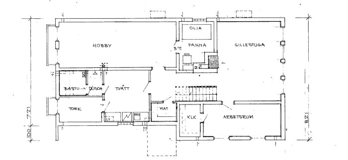 Bygglovsritning av 70-talshus med utrymmen som hobbyrum, bastu, tvättstuga, gillestuga och arbetsrum tydligt markerade.