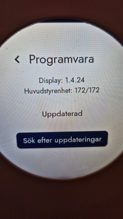 Display visar programvaruversion 1.4.24 och huvudstyrenhet 172/172, med knapp för att söka efter uppdateringar.
