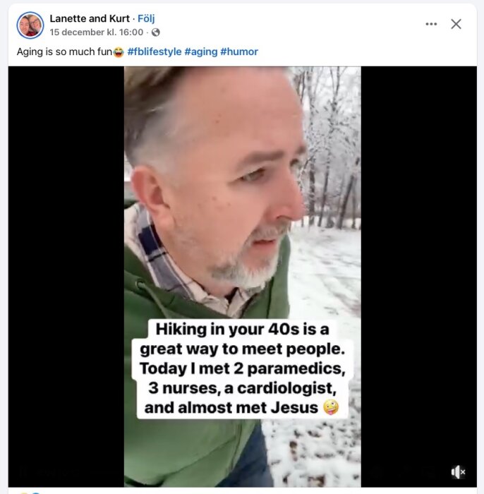 Man promenerar i snöig skog med rolig text om att vandra i 40-årsåldern och träffa sjukvårdspersonal och nästan Jesus.