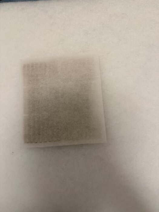 G3-klassat filtermaterial i närbild, redo att klippas med en sax för användning i olika projekt.