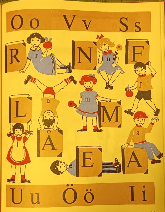 Barn och bokstäver i en illustration från en läsebok från 1960, barn interagerar med bokstavsklossar i olika positioner.