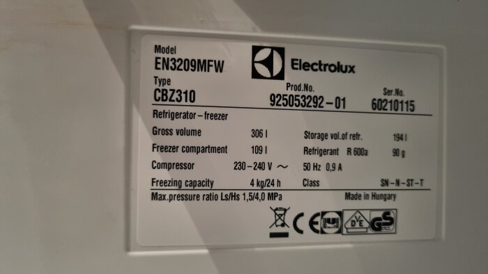 Etikett på Electrolux kyl-frys EN3209MFW, modell CBZ310, visar teknisk information som volym och kompressorspecifikationer.