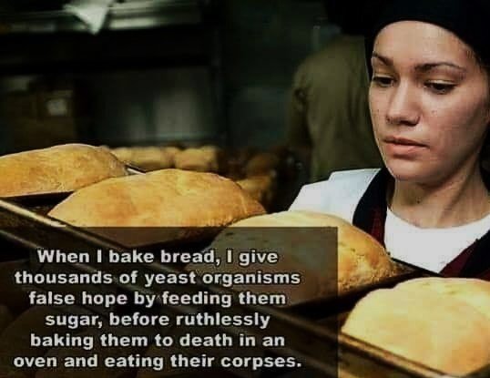 En kvinna i bageri uniform håller en plåt med nybakade bröd. Text på bilden beskriver en humoristisk syn på brödets bakprocess.