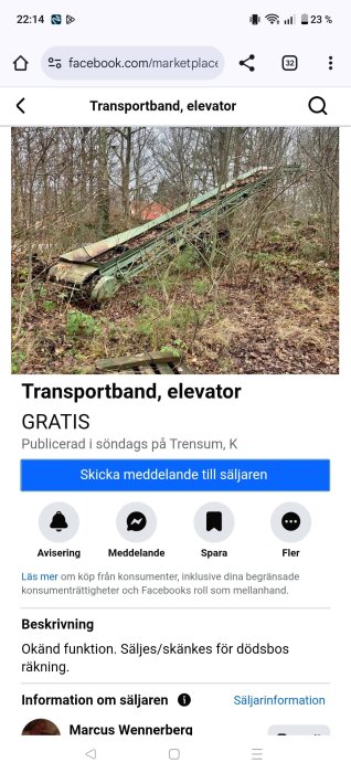 Ett äldre transportband placerat i en skogsdunge, omgiven av träd och lövverk. Transportbandet verkar övergivet och delvis täckt av växtlighet.