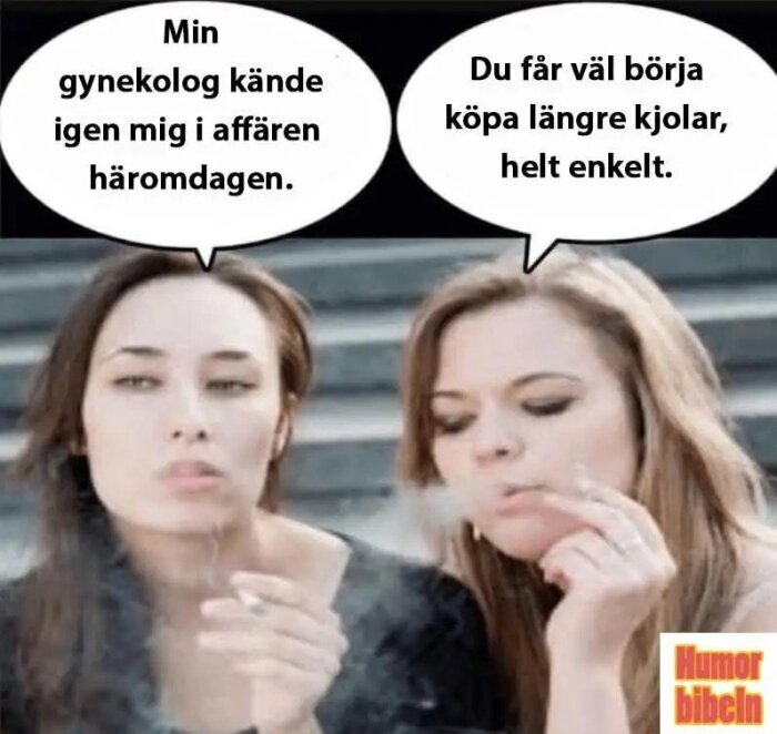 Två kvinnor sitter på trappsteg och röker, med pratbubblor ovanför med text om en gynekolog och en kommentar om att köpa längre kjolar.