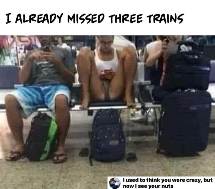 Tre personer sitter på en bänk och använder sina mobiler. Text ovanför lyder "I already missed three trains".
