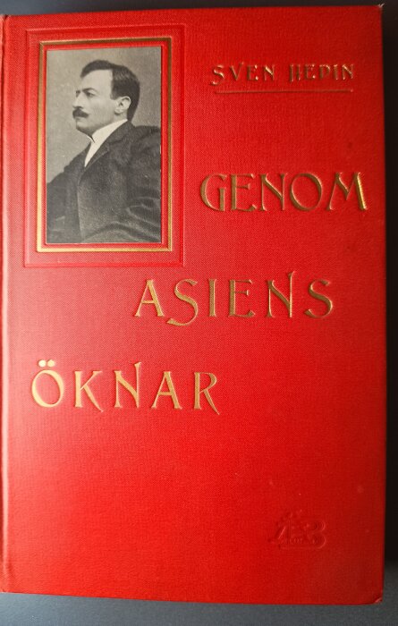 Rött bokomslag med porträtt och texten "Sven Hedin Genom Asiens öknar".