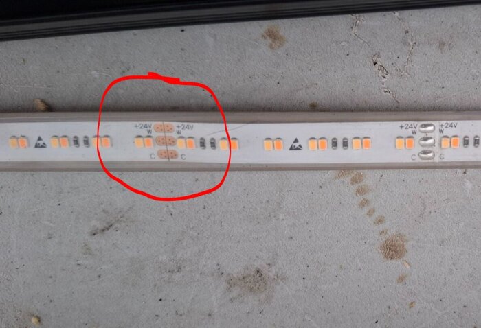 LED-list med anslutningspunkter markerade med röd cirkel. Texten visar "+24V" och "C". LED-lamporna är ordnade i grupper om tre.