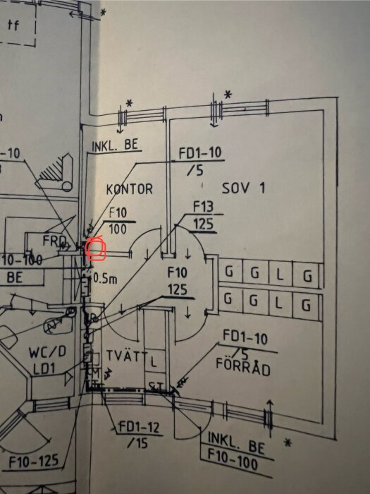 Ventilationsritning med markerad frånluftsventil i rött, visar rördragning från förråd under trappa och tilluft i fönster och dörrspringa.