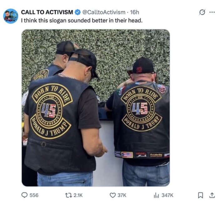 Tre personer i svarta lädervästar med texten "Born to Ride 45 Donald J Trump" står vid en bänk.