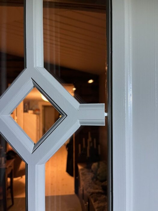 Nyinstallerad ytterdörr med närbild på glipor mellan spröjsarna och dörrens list, cirka 3-4 mm, vilket orsakar missnöje hos ägaren.