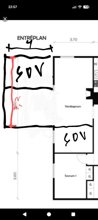 Planritning av entréplan med markerade sovrum och måttangivelser. Röd markering visar specifik detalj.