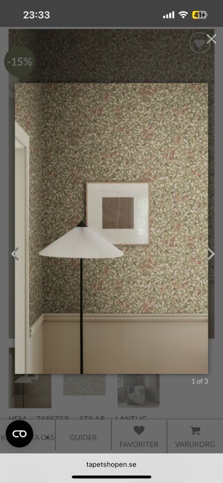 Vardagsrum med blommig tapet och beige bröstpanel, tavla och vit lampa på mörk golvstolpe, inspirerande hallinredning.