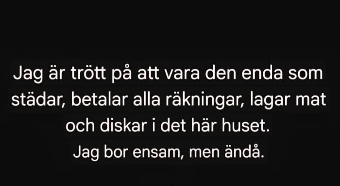 Text på svart bakgrund med ett meddelande om uttröttning av hushållssysslor och ensamhet.