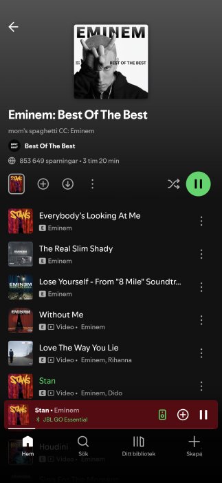 Spotify-spellista "Eminem: Best Of The Best" visas med låtar som "The Real Slim Shady" och "Stan" spelas på JBL GO Essential-högtalare.