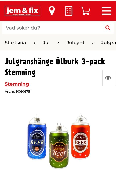 Julprydnader i form av ölburkar i blått, grönt och rött som julgranshängen.