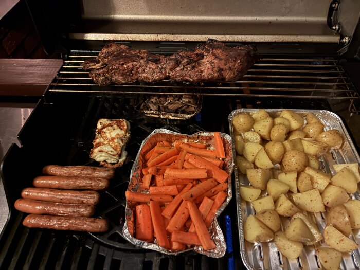 Grill med ribs, potatis, morötter, korv och ost på gång.