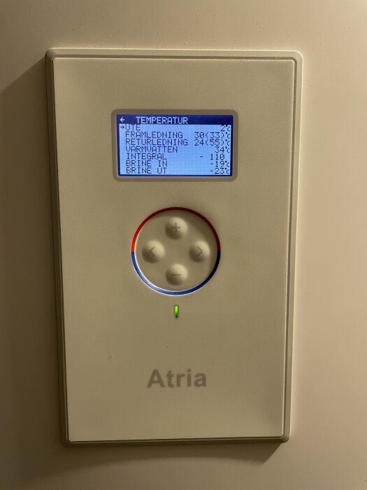 Kontrollpanel på en Thermia Atria värmepump, visar temperaturdata för framledning, returledning, varmvatten och brine.