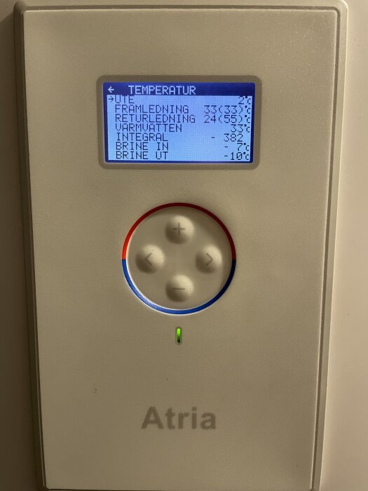 Temperaturdisplay på Thermia Atria värmepump visar diverse temperaturer, inklusive "Brine In" -7°C och "Brine Ut" -10°C.