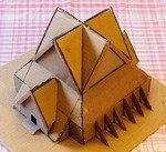 Pappmodell av Kiruna kyrka, skapad som förlaga för ett pepparkakshus. Modell i geometrisk design, utan detaljer som samlingssal och sakristia.