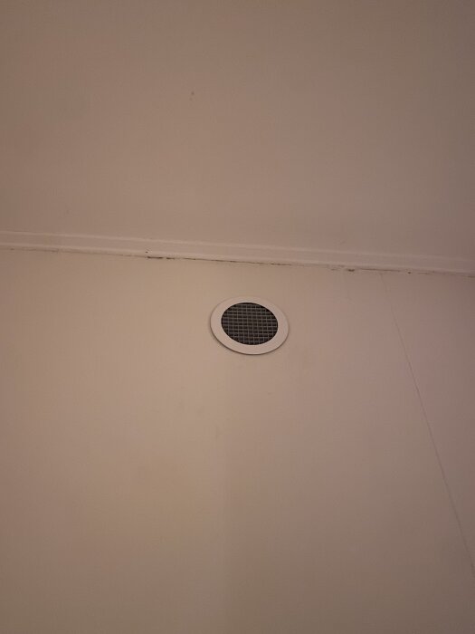 Frånluftsdon i taket med runt galler.