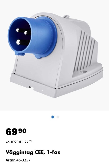 Väggintag CEE 1-fas, grått med blå kontakt för elinstallation på yttervägg; pris 69,90 kr exkl. moms.