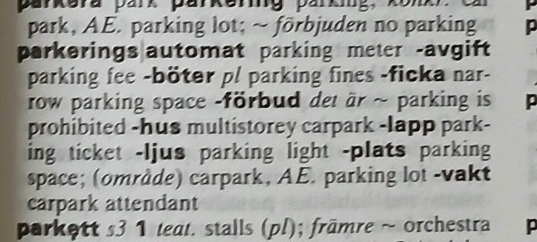 Textutdrag från en ordbok med svenska och engelska översättningar av ord relaterade till parkering, t.ex. parkeringsautomat, avgift, böter och parkering förbjuden.