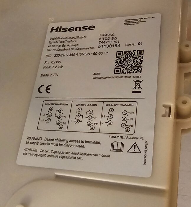 Etikett med tekniska specifikationer och kopplingsschema för Hisense häll, visar trefas och enfas anslutningar samt varningar för elinstallation.