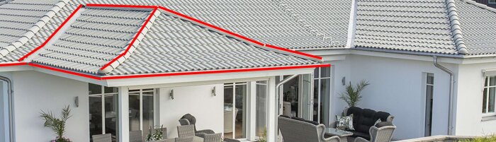 Tak på vitt hus med markerade konturer i rött för planerad julbelysning.