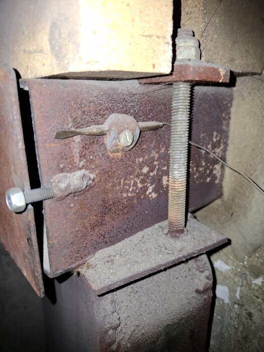 Rostiga delar av en gammal panna med trådar och skruvar synliga, används manuellt efter elektronikfel.