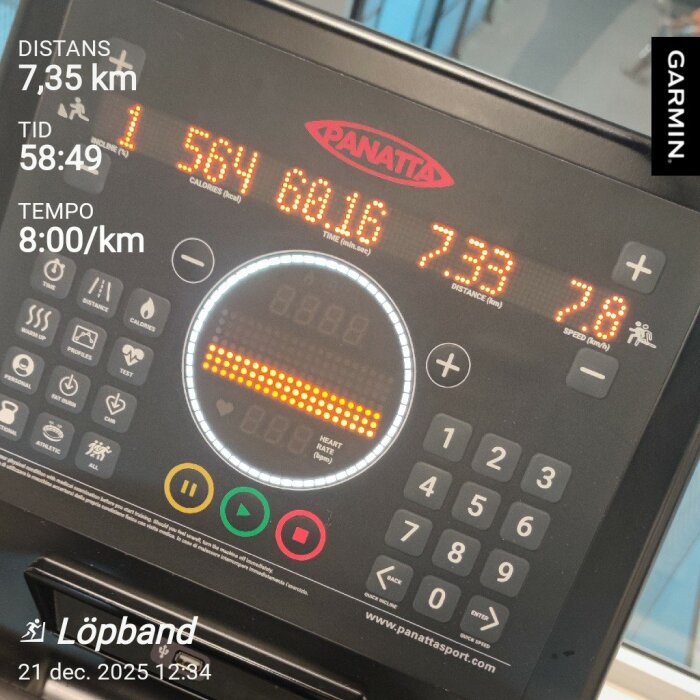 Skärm på ett löpband som visar distans 7,35 km, tid 58:49, tempo 8:00/km, och kalorier 564. Märket är Panatta. Datum 21 dec. 2025, tid 12:34.